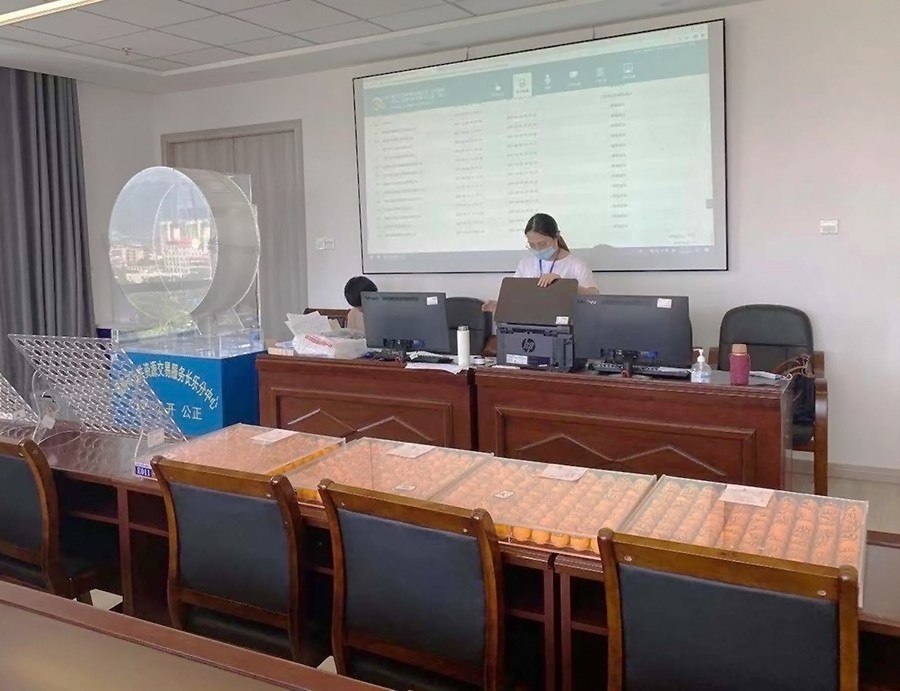 2021年5月26日“福州濱海新城福北路（環(huán)湖路）道路工程第2標(biāo)段綠化工程（施工）”易交易公共資源交易平臺(tái)開標(biāo)現(xiàn)場(chǎng)